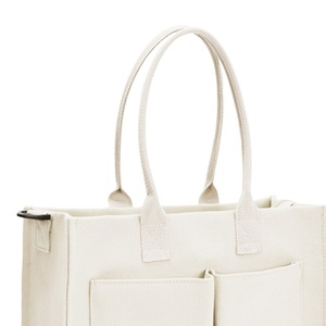 Sac fourre-tout unisexe en toile de coton modèle TC, personnalisable avec logo, deux poignées, fermeture ouverte, chaînes et broderie de lettres - Product Image 6