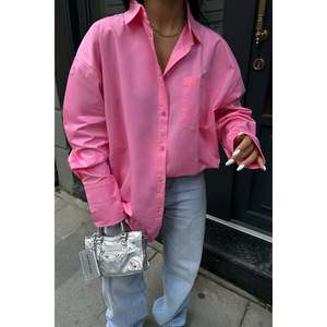 เสื้อเชิ้ตผ้าป๊อปลินสีชมพูสไตล์ลำลอง ปักลายทาง แต่งกระเป๋าผ้าฝ้ายถักแบบวินเทจ สำหรับใส่ทำงาน ไซส์ XS ฤดูใบไม้ผลิ ฤดูร้อน ฤดูใบไม้ร่วง - Product Image 2