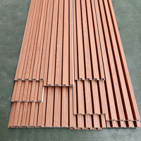 Paneles de pared estriados 3D impermeables grano de madera hueco decoración de interiores revestimiento PVC madera plástico WPC paneles de pared