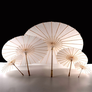 Parasol en papier huilé personnalisé, blanc, pour mariage, avec manche en bois, style chinois, pour fête - Product Image 1