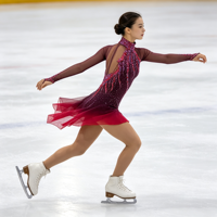 Robe de patinage artistique à col haut et manches longues, dégradé rouge vin avec strass, en tissu mesh pour compétition et spectacle sur glace (adultes et enfants)