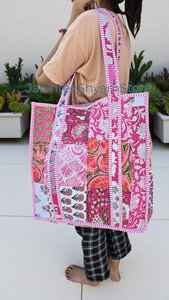 Bolso de hombro acolchado de algodón con estampado floral artístico hecho a mano, diseñado para uso diario, viajes y fácil transporte. - Product Image 5