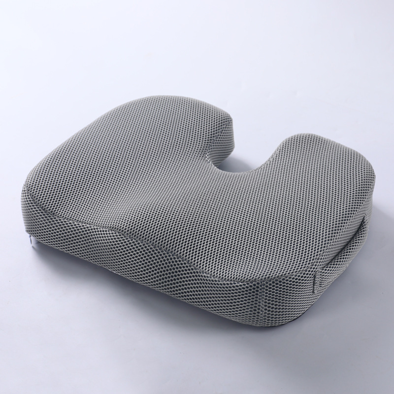 Maille gris clair, fesses magnifiques, coupe en U.