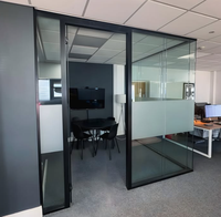 Porte moderne en verre trempé avec cadre en alliage d'aluminium, à ouverture battante et étanche, idéale pour les balcons ou les maisons