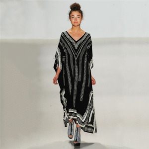 Abito unico con scollo a V in Rayon con sfondo <span class=keywords><strong>nero</strong></span> e motivo bianco Cover up donna - Product Image 2
