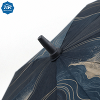 Parapluie de golf Golden Wave Line, élégant imprimé vaguelettes d'eau, logo personnalisé, armature en fibre de verre pour articles promotionnels de marque haut de gamme