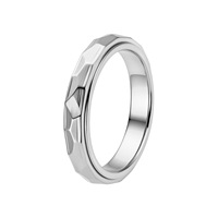 Bague Tournante Dina Tendance en Treillis Facetté 3D, Style Neutre, en Acier Inoxydable, Luxe Léger, Bande Simple, Bijou de Doigt Atmosphérique