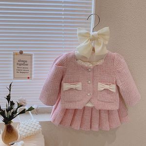 Completo autunnale per bambina, nuovo modello con fiocco, giacca e gonna a pieghe, due pezzi. - Product Image 1