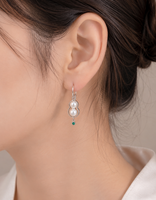 Double prospérité et double bonheur : Boucles d'oreilles en perles d'eau douce naturelles Aurora avec deux pétales de lotus.