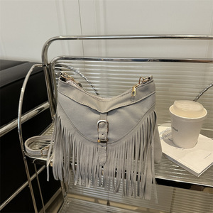 Borsa a <span class=keywords><strong>Tracolla</strong></span> da Donna Popolare di Quest'Anno con Nappe, Nuova Collezione Primavera 2025, Stile Retrò e Finitura Opaca - Product Image 3