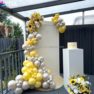 Decoraciones LEDA de Lujo para Fiestas Familiares y Banquetes, Globos Blancos Colgantes, Fondo Cuadrado Pequeño - Product Image 1