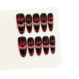 Ongles press-on artisanaux, cool et stylés, avec motif de bandage noir et rouge effet sang et textures dégradées de style sombre - Product Image 1