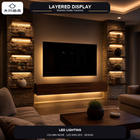 Console TV flottante moderne sur mesure avec colonnes latérales, piliers en placage de pierre et étagères ouvertes pour grand salon, hôtel, villa