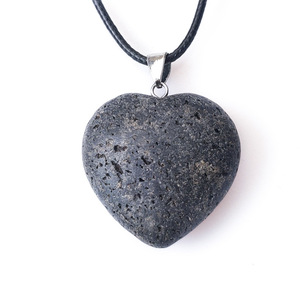 Collar con colgante de piedra volcánica negra, en forma de corazón, fabricante mayorista de joyería Chul. - Product Image 5