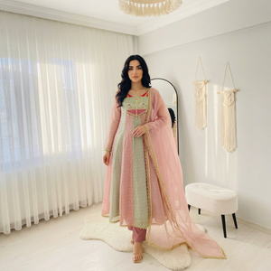 Ensemble deux pièces rose pour femme, style indien pakistanais, en mousseline, avec robe Anarkali brodée et long manteau, tenue de soirée formelle, séchage rapide, microfibre - Product Image 1