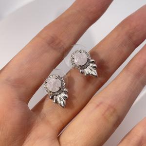 Boucles d'oreilles clous en laiton plaqué or Tianyu Gems avec pierres en zircon blanc, design feuille à quatre griffes, style vintage et tendance - Product Image 4