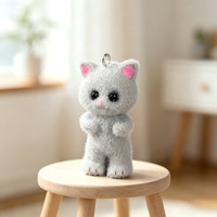 Schattige, gevlokte, staande kattenhanger van hars, multicolor, gevlokte harsmallen, cartoon gevlokte kattenharscharms voor decoratie