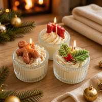 Bougie parfumée de luxe en verre pour Noël, avec motif Bonhomme en pain d'épices, canne à sucre et houx, idéale pour les fêtes, le Nouvel An et comme petit cadeau.