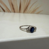 Bague de fiançailles JEWELS BAE en or jaune torsadé avec saphir bleu et accents de diamants, style Art Déco, bague statement unisexe, pierre précieuse