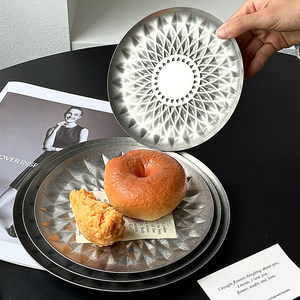 Assiette de présentation haut de gamme à motif floral doré festonné pour mariage, dîner et fête, compatible lave-vaisselle - Product Image 1