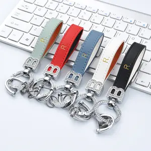 कस्टम कार चाबी का गुच्छा कंगन सामान डिजाइनर चमड़े का पट्टा कुंजी अंगूठी बैग आकर्षण कुंजी श्रृंखला लक्जरी Keychains