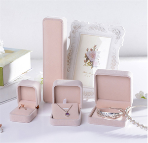 Scatola per Gioielli in Plastica Vellutata con Logo Personalizzato in Rilievo per Bracciali, Anelli e Collane - Product Image 1