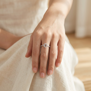 Anillo de compromiso clásico de alta calidad en oro blanco de 18K con diamantes naturales de media eternidad sin la piedra principal para boda de mujer. - Product Image 6