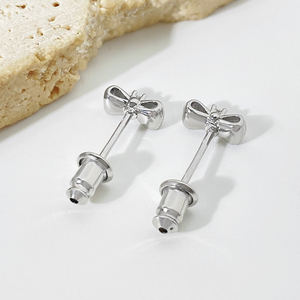 Boucles d'oreilles clous tendance en forme de nœud, plaquées or 18 carats avec zircone cubique, vente en gros pour femmes, Thaïlande - Product Image 4