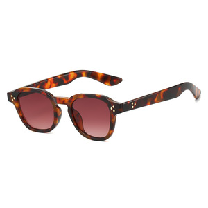 แว่นกันแดดแฟชั่นย้อนยุคสุดหรูแบบยูนิเซ็กซ์ รุ่นปี 2025 แบรนด์ OEM กรอบ PC ป้องกันรังสียูวี 400 ขอบเต็ม สีแดงน้ำเงิน - Product Image 4