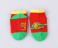 Logo personnalisé OEM Chaussettes de sport en PVC avec poignée en silicone pour l'intérieur Chaussettes de parc pour trampoline tricotées jacquard antidérapantes pour le saut et le yoga