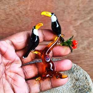 Figura de Tucán de Vidrio Soplado a Mano, Par en Rama con Bayas, Adorno Decorativo con Temática Animal, Mundo de Vidrio en Miniatura, Rajasthan - Product Image 3