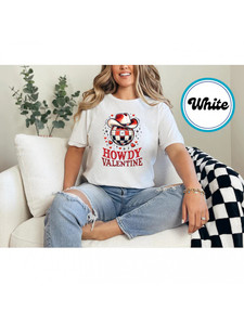 T-Shirt Howdy Valentine con Stampa Grafica Western, Cappello da Cowboy a Quadri e Palla da Discoteca, Unisex, Manica Corta, Collo Tondo, 100% Cotone, Primavera - Product Image 3