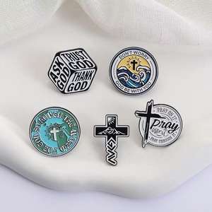 دبوس معدني مطلي بالمينا على شكل صليب يسوع، رمز الإيمان الديني، مع عبارات 'لا تقلق، الله معك، اطلب، ثق، شكرًا يا إلهي'، هدية مجوهرات - Product Image 4