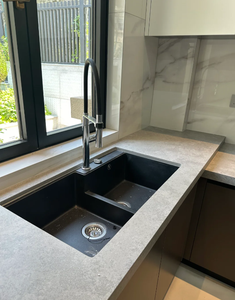 Meubles de cuisine modulaires modernes sur mesure Santopova, armoires murales en contreplaqué, porte en verre, caisson, dosseret en marbre, évier - Product Image 4