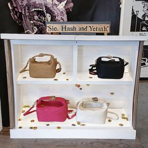Linda bolsa de mano artesanal de metal trenzado en color cobre, perfecta para bodas en la playa. Ideal para eventos nocturnos. - Product Image 2