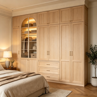 Armoire de chambre moderne personnalisée en MDF, finition chêne clair thermoformé, porte vitrée cintrée, éclairage LED, poignées en laiton, OEM ODM