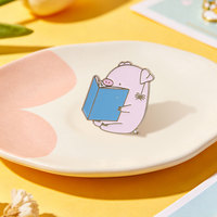 Pins Esmaltados de Cerdito Rosa y Araña Leyendo un Libro, Broche de Obras Clásicas de Literatura Infantil, Joyería de Solapa, Regalo para Amantes de los Libros