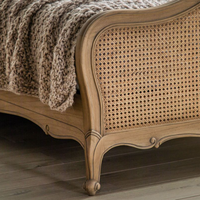 Lit double en bois de chêne massif, style français vintage, avec cadre en osier fait main, finition vieillie, vente en gros