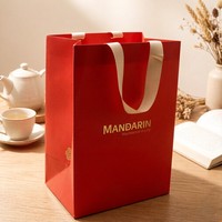 Sac en papier kraft personnalisé avec logo, nouveau design, estampage à chaud doré, sac de shopping pour vêtements, sac cadeau recyclable avec ruban en satin