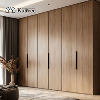 Système de dressing sur mesure en bois massif avec éclairage LED interne et étagères minimalistes sans poignées pour chambre à coucher