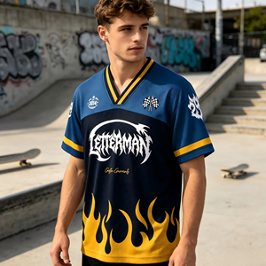 เสื้อกีฬาตาข่ายแบบพิมพ์ลายเต็มตัวด้วยเทคนิค Dye Sublimation ลาย Bird Eye Mesh พร้อมโลโก้แบบกำหนดเอง ลายพิมพ์เปลวไฟแบบเส้น คอวีทรงหลวม สำหรับวัยรุ่นทันสมัย - Product Image 3