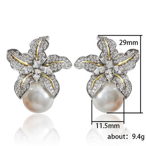 Orecchini a perno bicolore a forma di giglio, eleganti orecchini pendenti effetto perla da donna - Product Image 5
