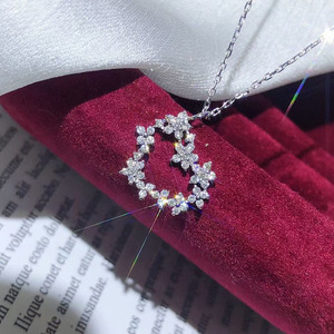 Collana con ciondolo a forma di cuore con zirconi per donna, elegante gioiello con catena a clavicola per matrimoni e feste - Product Image 4