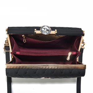 <span class=keywords><strong>2026</strong></span>女式多功能防水化妆品斜挎包链条包外贸钢夹小手提包 - Product Image 4