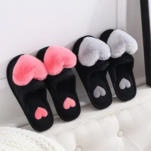 Chaussons d'intérieur en peluche avec cœur pour l'hiver Chaussons d'intérieur en peluche avec logo personnalisé Chaussons chauds en peluche avec cœur pour femmes et filles