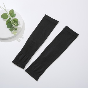 ปลอกแขนกันแดดไซส์ใหญ่ สีดำ ยูนิเซ็กซ์ ผ้าไหมน้ำแข็ง ป้องกันรังสียูวี ให้ความรู้สึกเย็นสบาย UPF 50 - Product Image 2