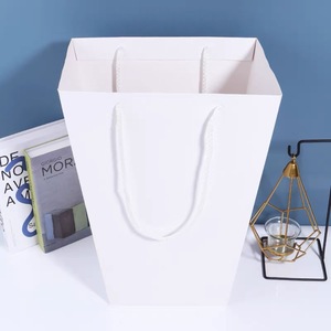 Sac à main de luxe avec logo en argent imprimé et personnalisé Boîte de fleuriste pour la Saint-Valentin Sac en papier d'emballage pour bouquet de fleurs de la fête des mères - Product Image 3