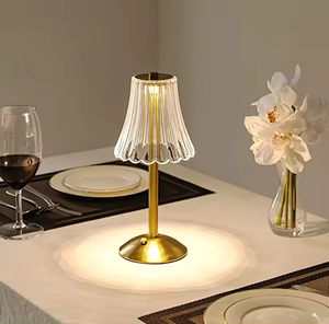 Lampada da Tavolo LED Ricaricabile di Lusso con Paralume in Acrilico Dorato, Decorazione Portatile per Matrimoni, con Cristalli e Controllo Touch - Product Image 3