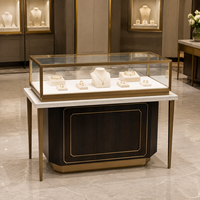 Vitrine à bijoux classique en verre avec cadre en acier inoxydable doré et base en bois foncé pour les magasins de bijoux haut de gamme