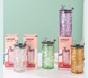 Tasse à eau en verre créative et unique ours mignon tasses à eau en verre ours en diamant tasses à boire avec couvercles d'ours et paille - Product Image 1